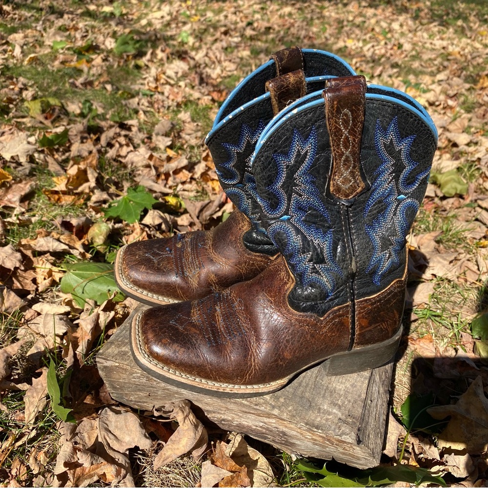 ARIAT kids cowboy boots. US size 11.5